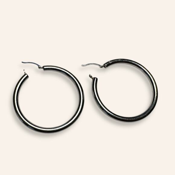 14k White Gold Hoop Earrings click down clasp - Picture 3 of 4